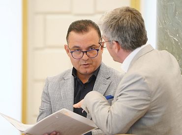 Живут за границей, а лечиться едут в Латвию: Абу Мери планирует «перекрыть кран» возможностей нашим мигрантам