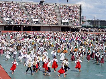 Заменят через пять лет? Мелбарде озаботилась покрытием на площадках для крупных танцевальных концертов