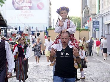 Рижане и гости столицы приветствовали шествие участников Праздника песни и танца школьной молодёжи