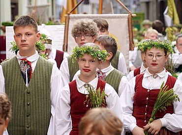 Rīdzinieki un pilsētas viesi sveic Skolu jaunatnes dziesmu un deju svētku dalībniekus gājienā