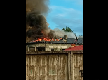 «Дом вспыхнул, как спичка»: пожар в Саласпилсе ставит под вопрос проекты рядных домов в Латвии