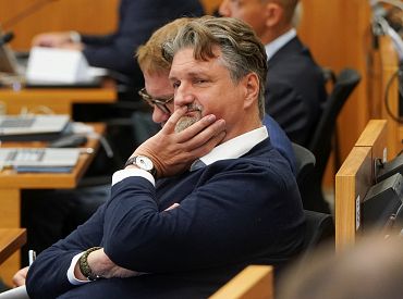 «Пенсия по выгоранию?» Депутат Стендзениекс интересуется, откуда пенсия у депутата Шуваева