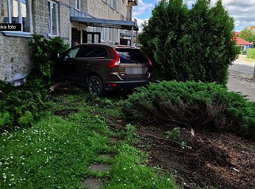 Пьяный военнослужащий на большой скорости влетел на машине в многоквартирный дом