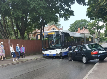 Автобус и машина дорогу не поделили: авария в Болдерае парализовала общественный транспорт (ФОТО)