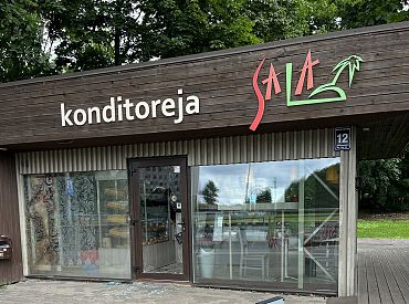 В Риге совершена кража в кондитерской на Кипсале; публика нашла очередной повод позубоскалить