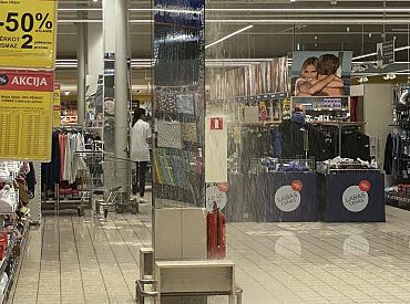 Из-за сильного ливня затоплено помещение гипермаркета Maxima XXX в Иманте (ФОТО)