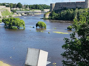 Российский погранкатер с флагом ЧВК «Вагнер» замечен в реке Нарва (ВИДЕО)