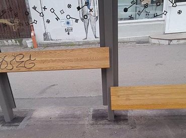 Странная конструкция на остановке общественного транспорта: недоделанная скамейка? А вот и нет