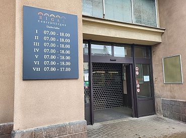 Aizdomās par kukuļņemšanu KNAB veic kratīšanu Rīgas Centrāltirgus administrācijas ēkā