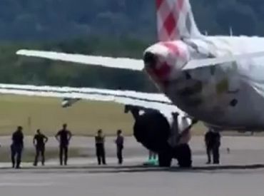 В итальянском аэропорту мужчину засосало в двигатель самолета (ВИДЕО)