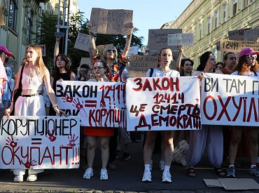ЕС заморозил 1,5 млрд евро помощи Украине из-за кризиса вокруг антикоррупционных органов