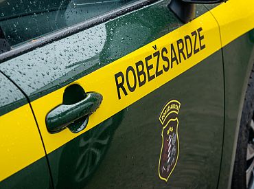 При задержании бросились бежать: в Латгалии поймали еще одного перевозчика мигрантов
