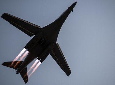 А зачем? Над памятником Свободы пролетит бомбардировщик ВВС США