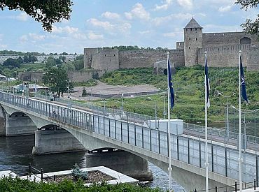 Эстония установила железные ворота на всех КПП на границе с Россией (ФОТО)