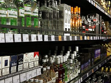Vāc parakstus par alkohola tirdzniecības laika saīsināšanu brīvdienās