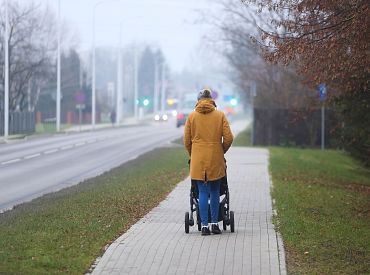 Naktī uz pirmdienu līs, vietām gaidāmas stipras lietusgāzes un pērkona negaiss