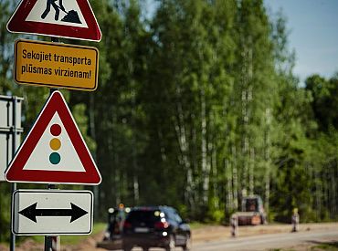 Трава в рост первоклассника”: водитель жалуется на угрозу для движения на шоссе Рига–Сигулда