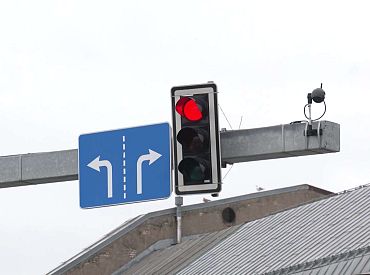 Плюют и едут на красный: у Центрального рынка в Риге обнаружился светофор «с характером»