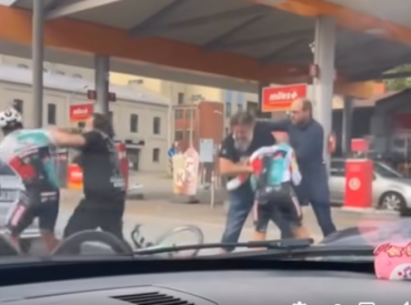 У рижской заправки подрались велосипедисты и автомобилисты (ВИДЕО)