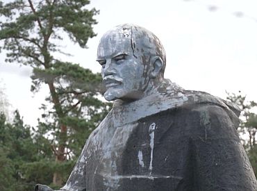Отрезали пальцы, хотели украсть: памятник Ленину стоит на территории компании в Екабпилсе