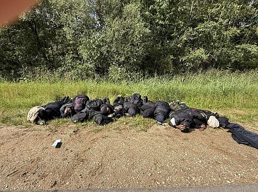 В Латгалии перевозчик вез мигрантов на машине с полицейскими номерами