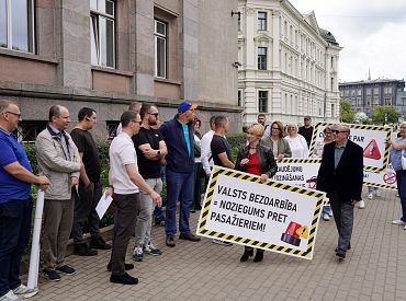 «Заплатите за работу!» Перевозчики требуют компенсаций от правительства Латвии