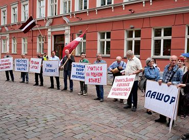Jaunā mācību gada priekšvakarā aptuveni 50 cilvēku protestē pret pāreju uz mācībām latviešu valodā