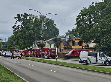 Пожар рядом с домом Аспазии в Юрмале: пострадал человек, движение в Дубулты затруднено