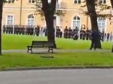 Какое оскорбление латышского гимна! Люди возмущены увиденным у президентского дворца (ВИДЕО)