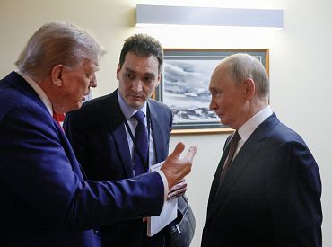 «Это была очень теплая встреча»: Трамп отложил новые санкции против России после саммита на Аляске