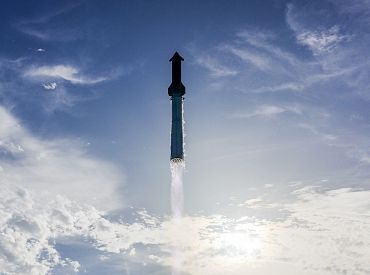 Самый большой в истории космический корабль SpaceX Starship успешно взлетел и развернул спутники на орбите