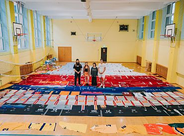 Есть рекорд? У Памятника Свободы расстелили самую большую в мире баскетбольную майку. ФОТО