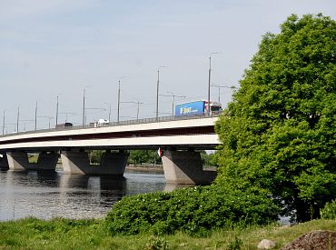 Divu automašīnu sadursmes dēļ apgrūtināta satiksme uz Salu tilta
