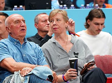 Латвийцы в шоке: «Почему на VIP-местах сидят знаменитости, а не семьи спортсменов?»
