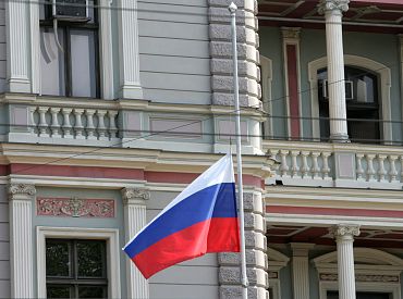 Policija sākusi resorisko pārbaudi par lidmašīnas maketa iemešanu Krievijas vēstniecības teritorijā