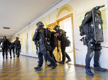 Маскировка? Фото с противотеррористических учений озадачило латвийцев