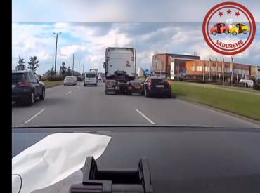 На Краста в Риге фура снесла с дороги легковушку и… не заметила? ВИДЕО