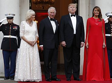 Цыплёнок, печенье с кремом из орехов: чем угощали Трампа на королевском обеде в Лондоне