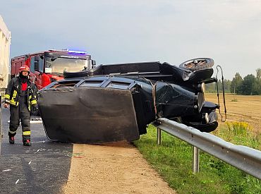 В Латвии произошло ДТП с участием ретро-автомобиля, которому больше ста лет