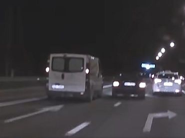 Опаснейший манёвр или дебил в левом ряду? В сети заспорили об эпизоде на дороге (ВИДЕО)