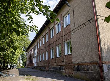 Из закрытой школы в закрытый центр для мигрантов, может дорогу починят — надеются жители поселка