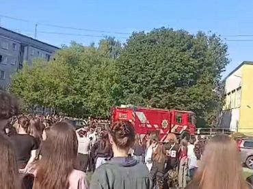 Всех вывели на улицу: массовая эвакуация в рижской школе (ВИДЕО)