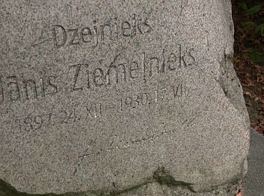 Мистическая пропажа: памятник латвийскому поэту лишился головы