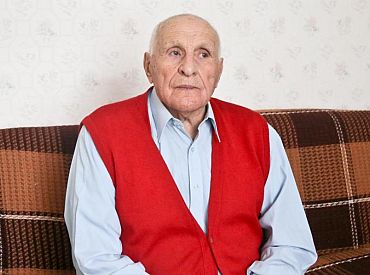 Сто лет отмечает недавний директор 17-й рижской школы, ветеран войны Яков Поляк