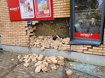 «Раньше были крепче!» Водитель разнес стену магазина в Кенгарагсе (ФОТО)