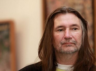 Популярный латвийский музыкант экономит на шампуне. Почему?