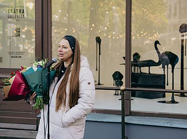 В Галерее Театра Чехова открылась выставка «Чары чёрного лебедя».