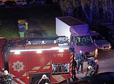 Едва не удушились всем подъездом: ночное ЧП в многоэтажке в Зиепниеккалнсе