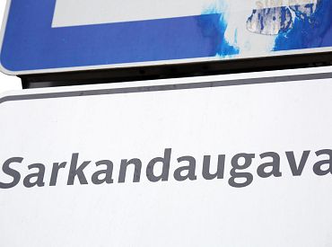 Пока трамвай не снесет: в Саркандаугаве люди рискуют жизнью из-за ремонта