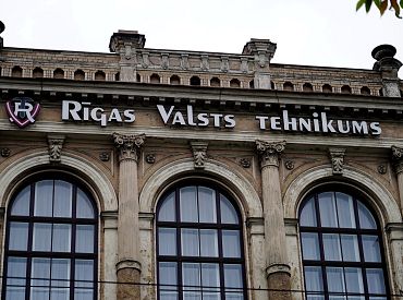 К счастью, никого не было: упала часть стены Рижского техникума